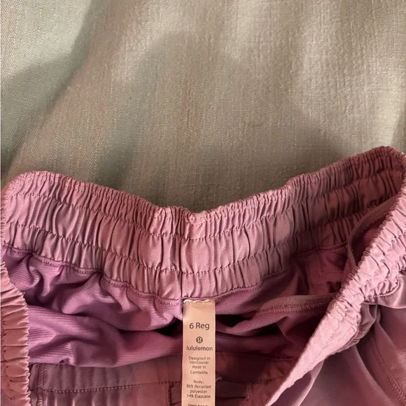 Lululemon Hotty Hot Low Rise Lined Shorts 2.5” - Picture 3 of 3